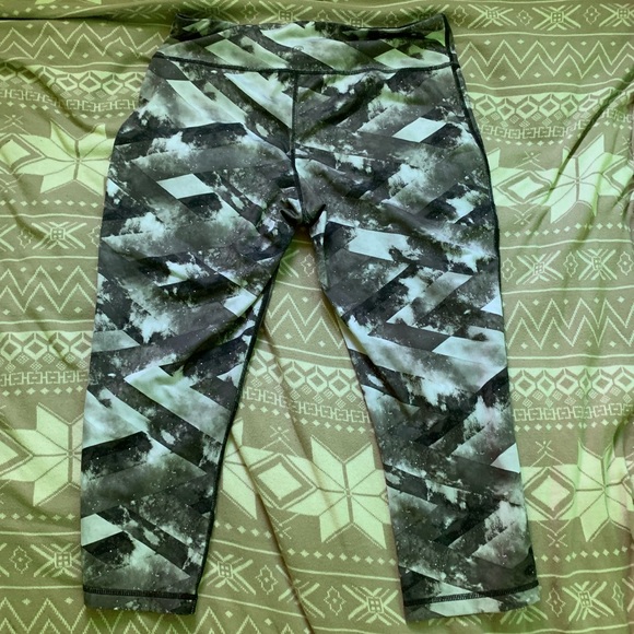 Patterned Capri Leggings - Picture 5 of 5